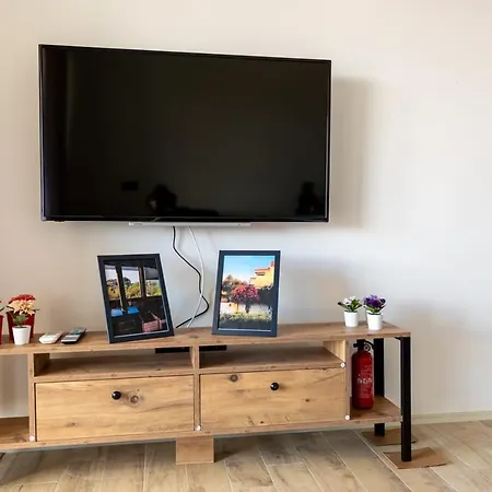 Cozy Flat With Shared Pool Within 3 Min Walk To The Beach In Cesme *