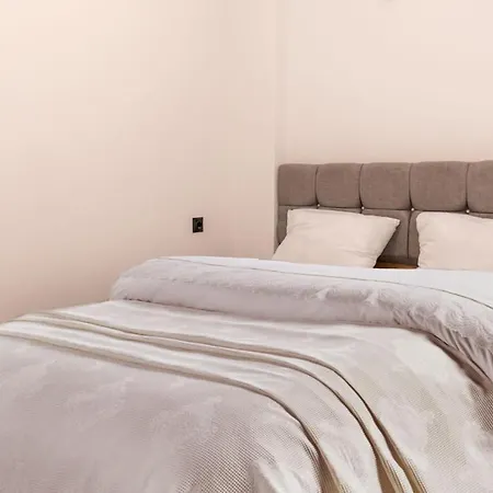 Apartamento Cozy Flat With Shared Pool Within 3 Min Walk To The Beach In Cesme *