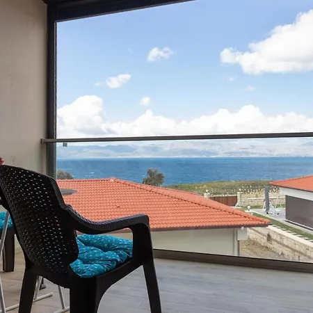 Cozy Flat With Shared Pool Within 3 Min Walk To The Beach In Cesme
