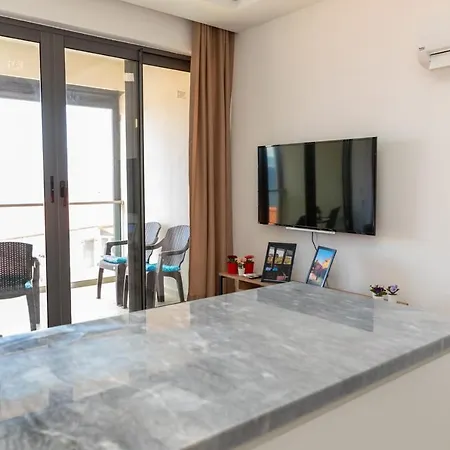 Cozy Flat With Shared Pool Within 3 Min Walk To The Beach In Cesme Apartamento