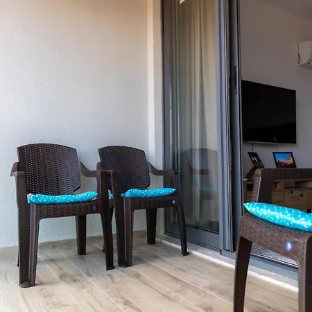 Apartamento Cozy Flat With Shared Pool Within 3 Min Walk To The Beach In Cesme *