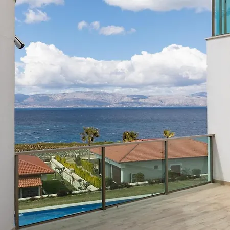 Cozy Flat With Shared Pool Within 3 Min Walk To The Beach In Cesme Ildiri