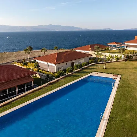 Cozy Flat With Shared Pool Within 3 Min Walk To The Beach In Cesme Apartamento *